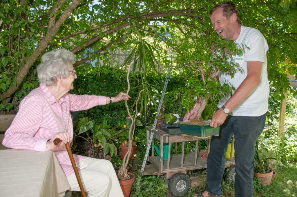 Ein Mitglied von Zeitpolster nützt die Nachbarschaftshilfe mit Gartenarbeit